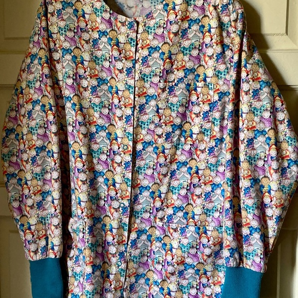 Barco multi print 100% cotton size medium scrub jacket. 3pockets. Teal cuffs. - Picture 3 of 8